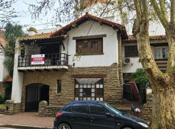 Casa · 215m² · 5 Ambientes · 1 Cochera · Chalet de Diseño Plaza Mitre a Reciclar o Demoler Orden de Venta. Toma Valores en Parte de Pago
