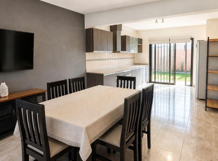 Casa · 130m² · 4 Ambientes · 3 Cocheras