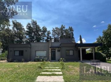 Casa · 125m² · 4 Ambientes · 1 Cochera · Casa en El Barrio Manzanares Chico