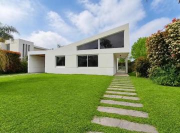Casa · 220m² · 4 Ambientes · 1 Cochera · Venta/permuta - Casa 3 Dorm., Cochera, Parque y Piscina en Miraflores Funes.