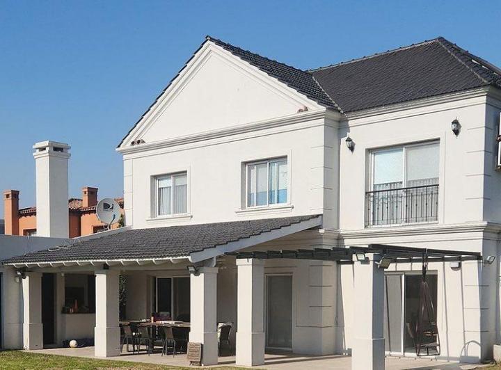 Casa · 260m² · 6 Ambientes · 2 Cocheras