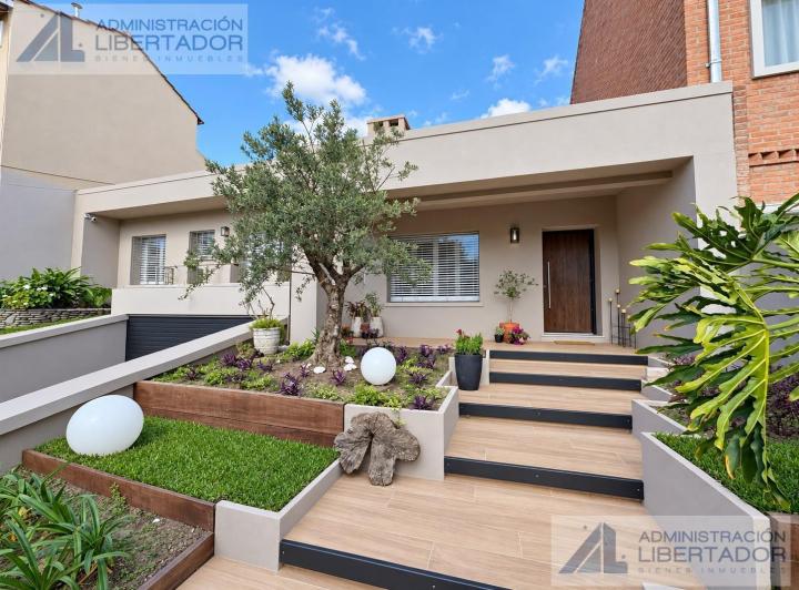 Casa · 450m² · 8 Ambientes · 3 Cocheras