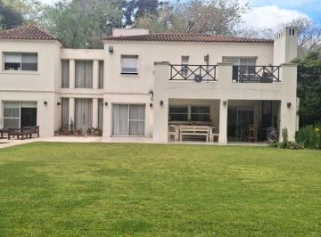 Casa · 392m² · 7 Ambientes · 2 Cocheras · Casa Unica, Amplio Parque, 5 Habitaciones