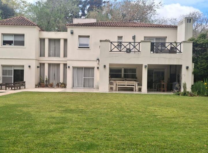 Casa · 392m² · 7 Ambientes · 2 Cocheras
