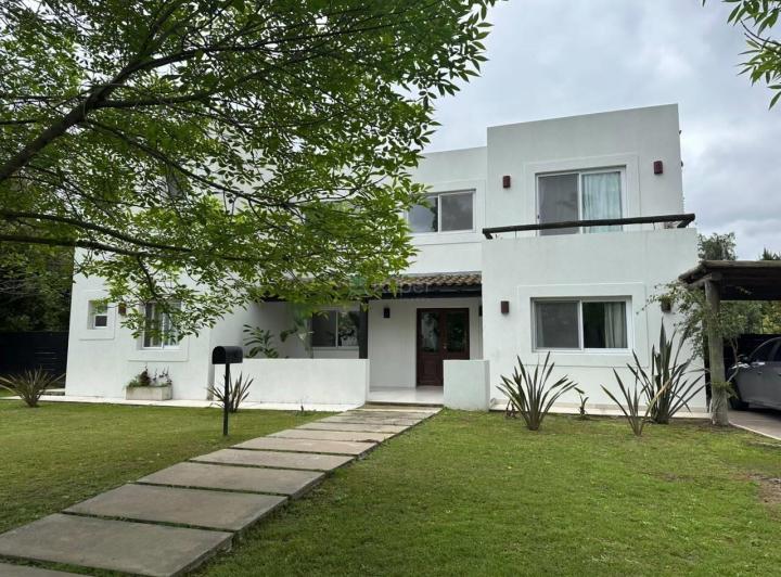 Casa · 250m² · 7 Ambientes · 2 Cocheras