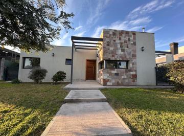 Casa · 170m² · 4 Ambientes · 2 Cocheras · Casa en Alquiler B° Cortaderas II