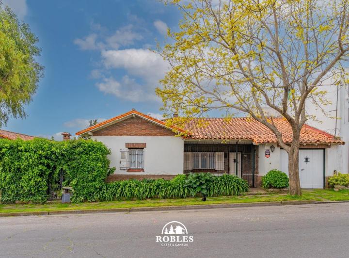 Casa · 300m² · 5 Ambientes · 1 Cochera