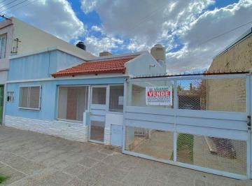 Casa de 3 ambientes, Cipolletti · Vende Casa con 2 Departamentos Sobre Calle Gonzalez Larrosa