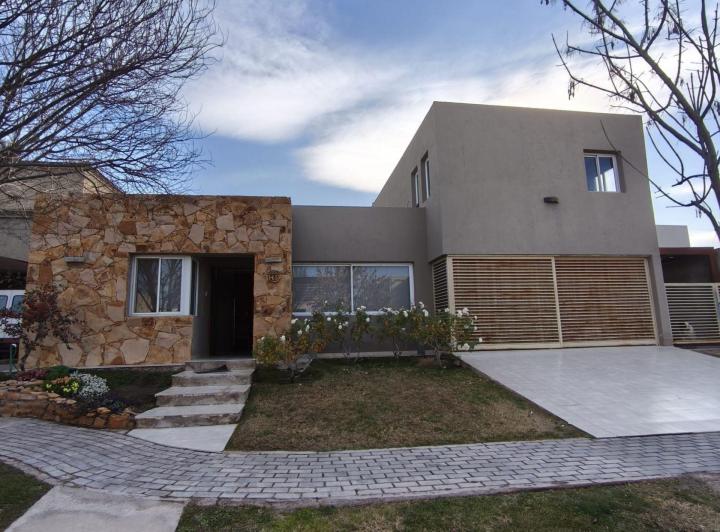 Casa · 210m² · 8 Ambientes · 2 Cocheras