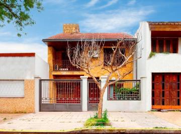 Casa · 268m² · 6 Ambientes · 2 Cocheras · Casa en Venta de 3 Dorm. en La Plata