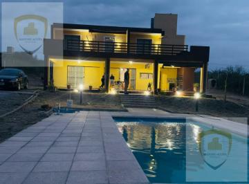 Casa · 150m² · 5 Ambientes · 1 Cochera · Casa - Villa Parque Siquiman
