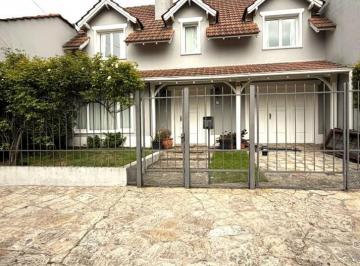 Casa · 210m² · 4 Ambientes · 1 Cochera · Chalet en Lo Mejor de Stella Maris