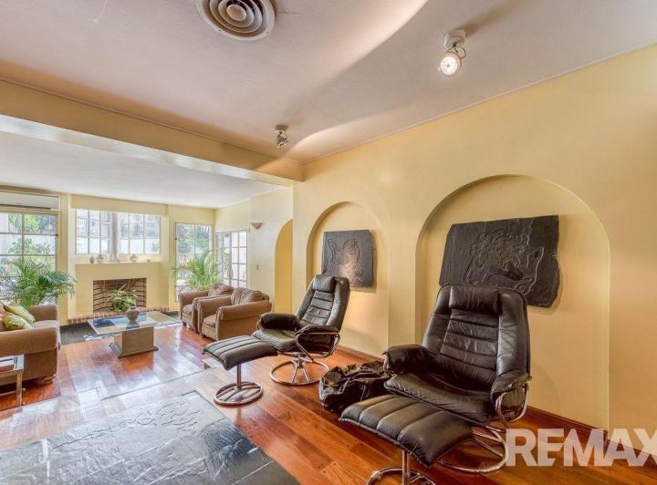 Casa · 350m² · 6 Ambientes · 2 Cocheras