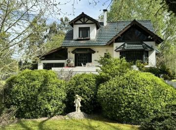 Casa · 250m² · 5 Ambientes · 2 Cocheras · Venta Casa en Doble Terreno de 2350 M&sup2;! Oportunidad