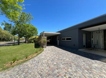 Casa · 144m² · 4 Ambientes · 2 Cocheras · Alquiler Temporal – Casa con Pileta, Galería y Jardín en Santa Clara, Villa Nueva Tigre