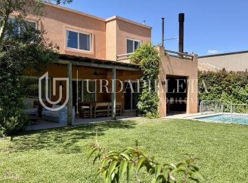Casa · 242m² · 4 Dormitorios · Casa en Venta en Los Tacos