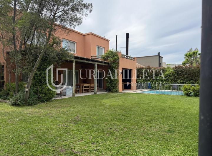 Casa · 242m² · 4 Dormitorios