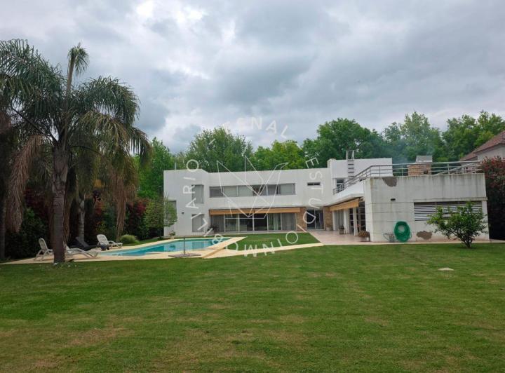 Casa · 550m² · 8 Ambientes · 2 Cocheras