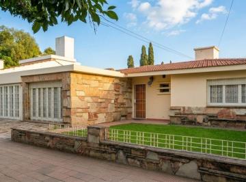 Casa de 4 ambientes, Córdoba · Casa en Venta Barrio Pque. V. Sarsfield a 2 Cuadras de Hosp. Privado - Apto Crédito