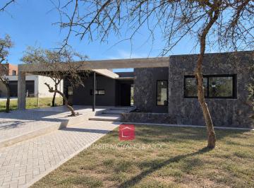 Casa · 1355m² · 7 Ambientes · 2 Cocheras · Casa de 3 Dorm. - Alta Gracia Country Golf - 1350 m²
