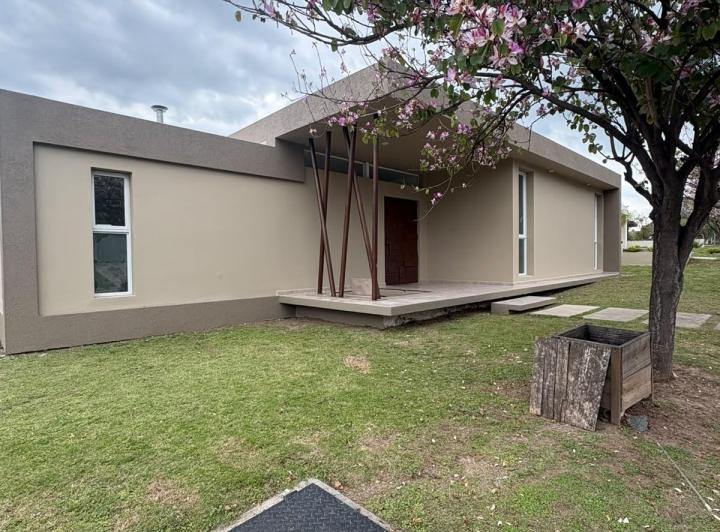 Casa · 200m² · 6 Ambientes · 1 Cochera