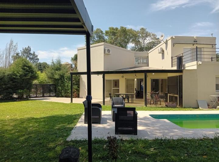 Casa · 250m² · 5 Ambientes · 4 Cocheras
