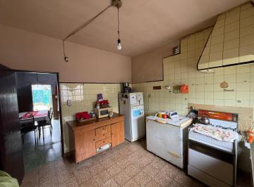 Casa · 80m² · 3 Ambientes · 1 Cochera · Casa 3 Ambientes en Lomas de Zamora con Gran Patio/fondo Libre