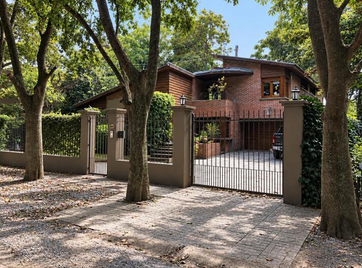 Casa · 300m² · 3 Dormitorios · 6 Cocheras