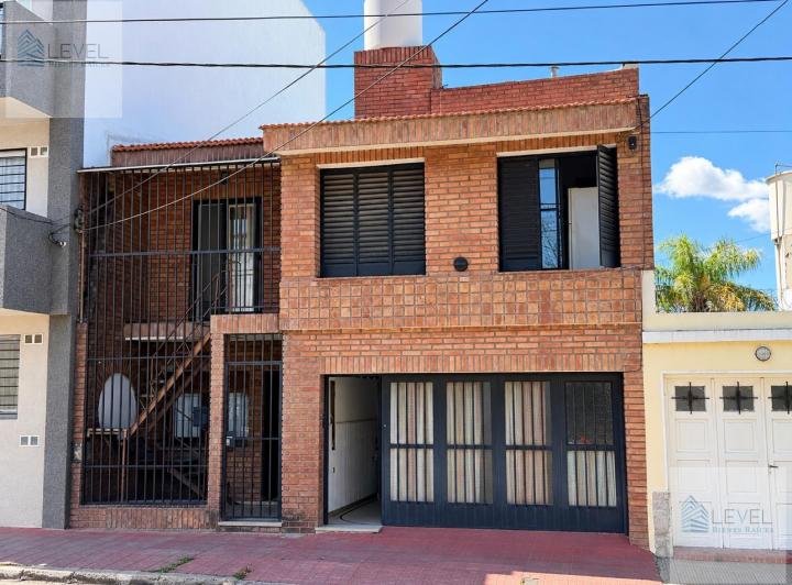 Casa · 214m² · 6 Ambientes · 1 Cochera