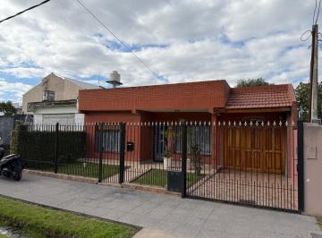 Casa · 120m² · 3 Ambientes · 2 Cocheras · Casa en Venta Dos Dorm. Cochera Cubierta