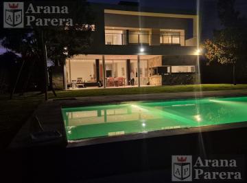 Casa · 260m² · 5 Ambientes · 4 Cocheras · Alquiler Casa por Mes en Benavidez, Tigre Barrio Cerrado Villanueva