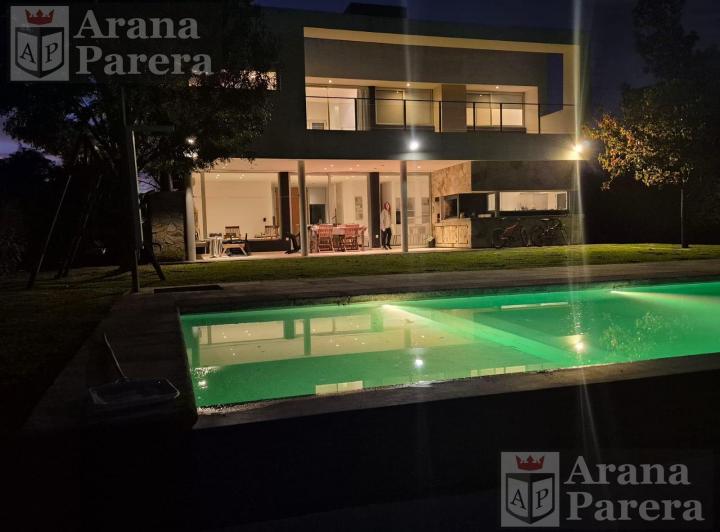 Casa · 260m² · 5 Ambientes · 4 Cocheras