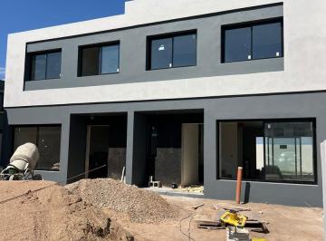 Casa · 123m² · 5 Ambientes · 2 Cocheras · Duplex 3 Dorm Prados de Manantiales Frente Plaza en Venta