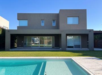 Casa · 207m² · 5 Ambientes · 3 Cocheras · Casa Moderna en Venta en Barrio Barbarita