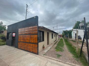 Casa de 3 ambientes, San Martín · Casa de Dos Plantas, 2 Departamento y Salón Comercial
