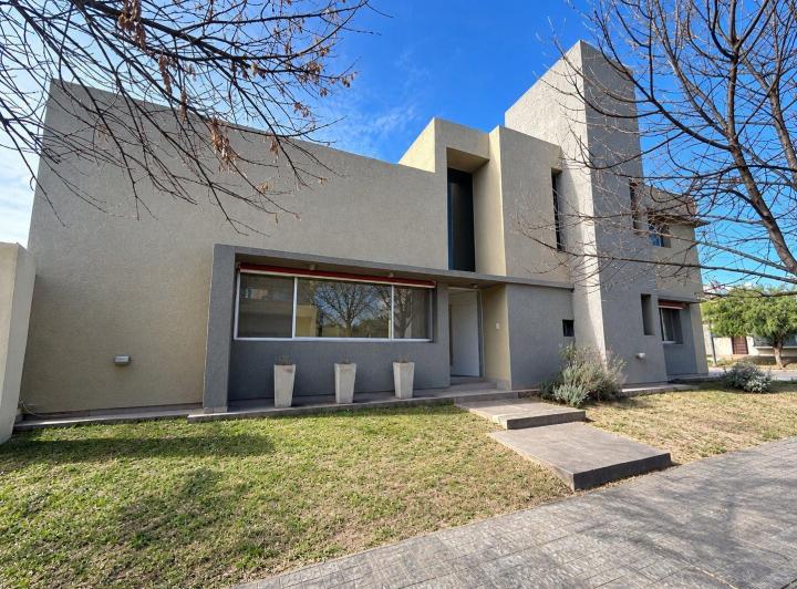 Casa · 250m² · 7 Ambientes · 2 Cocheras