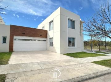 Casa · 250m² · 8 Ambientes · Casa en Venta Altos de Manantiales 4 Dorm. 4 Baños