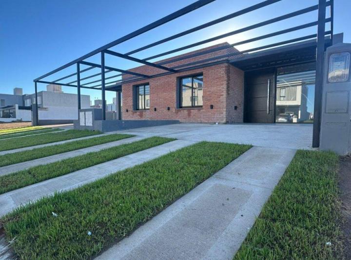 Casa · 100m² · 5 Ambientes · 2 Cocheras