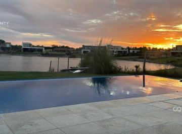 Casa · 140m² · 4 Ambientes · 2 Cocheras · Venta Y/o Permuta Casa a La Laguna de 4 Ambientes San Sebastian