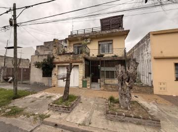 Casa · 187m² · 4 Ambientes · 1 Cochera · Casa en Venta en Villa Ballester - Multifamiliar - Edificada en Dos Plantas - a Refaccionar.