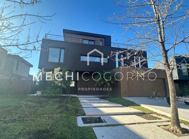 Casa · 500m² · 7 Ambientes · 2 Cocheras