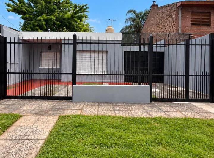Casa · 90m² · 4 Ambientes · 4 Cocheras