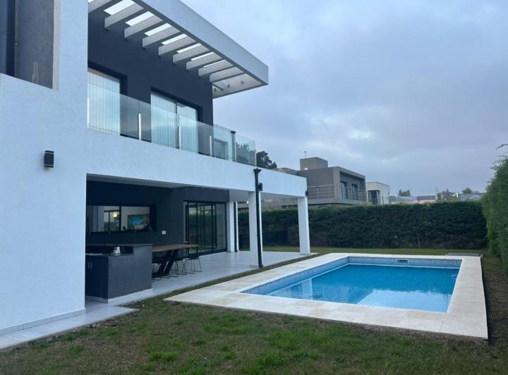 Casa · 270m² · 4 Ambientes