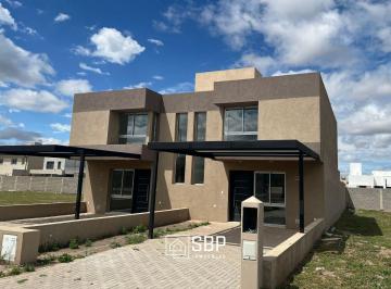 Casa de 5 ambientes, Córdoba · Vendo Dúplex en Docta a Estrenar 3 Dorm con Patio y Cochera Doble