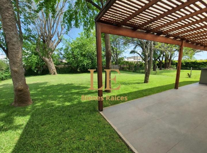 Casa · 230m² · 4 Ambientes · 3 Cocheras
