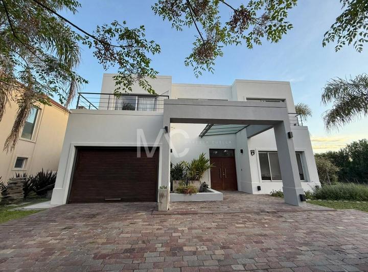 Casa · 284m² · 4 Ambientes · 4 Cocheras