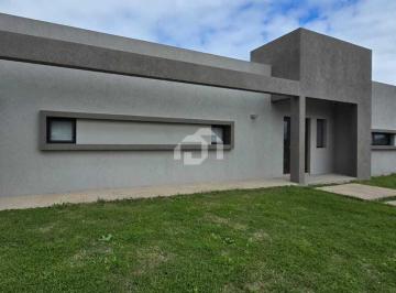 Casa · 160m² · 4 Ambientes · 4 Cocheras · Casa en Alquiler en San Sebastian, Escobar, G. B. a. Zona Norte