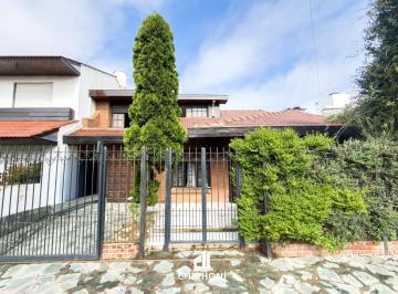 Casa · 153m² · 5 Ambientes · 3 Cocheras · Venta - Casa 5 Ambientes - Quincho Patio Garage Doble y Trotadora - Barrio Las Avs