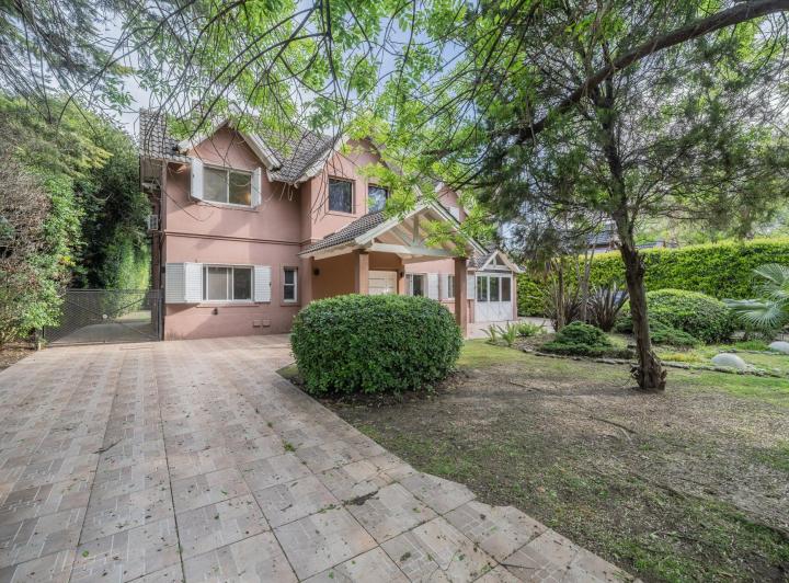 Casa · 390m² · 6 Ambientes · 2 Cocheras