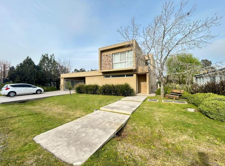Casa · 280m² · 4 Ambientes · 2 Cocheras